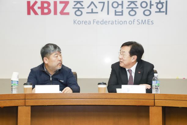 ▲김동명(왼쪽) 한노총 위원장이 김기문 중기중앙회장과 12일 서울 여의도 중기중앙회에서 만났다. (사진제공=중기중앙회)