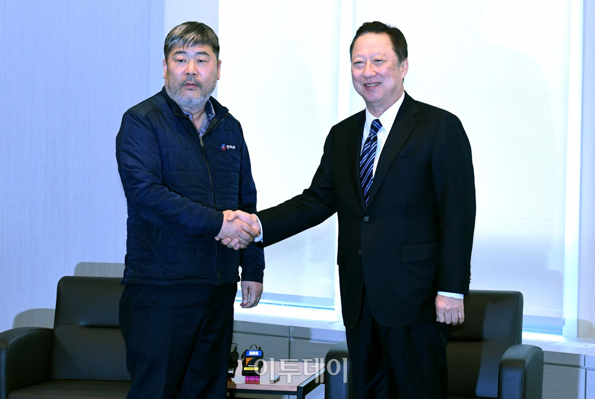 ▲박용만 대한상공회의소 회장(오른쪽)이 2월 12일 서울 중구 대한상의에서 김동명 신임 한국노총위원장의 예방을 받고 악수하고 있다. (사진=신태현 기자(holjjak@))