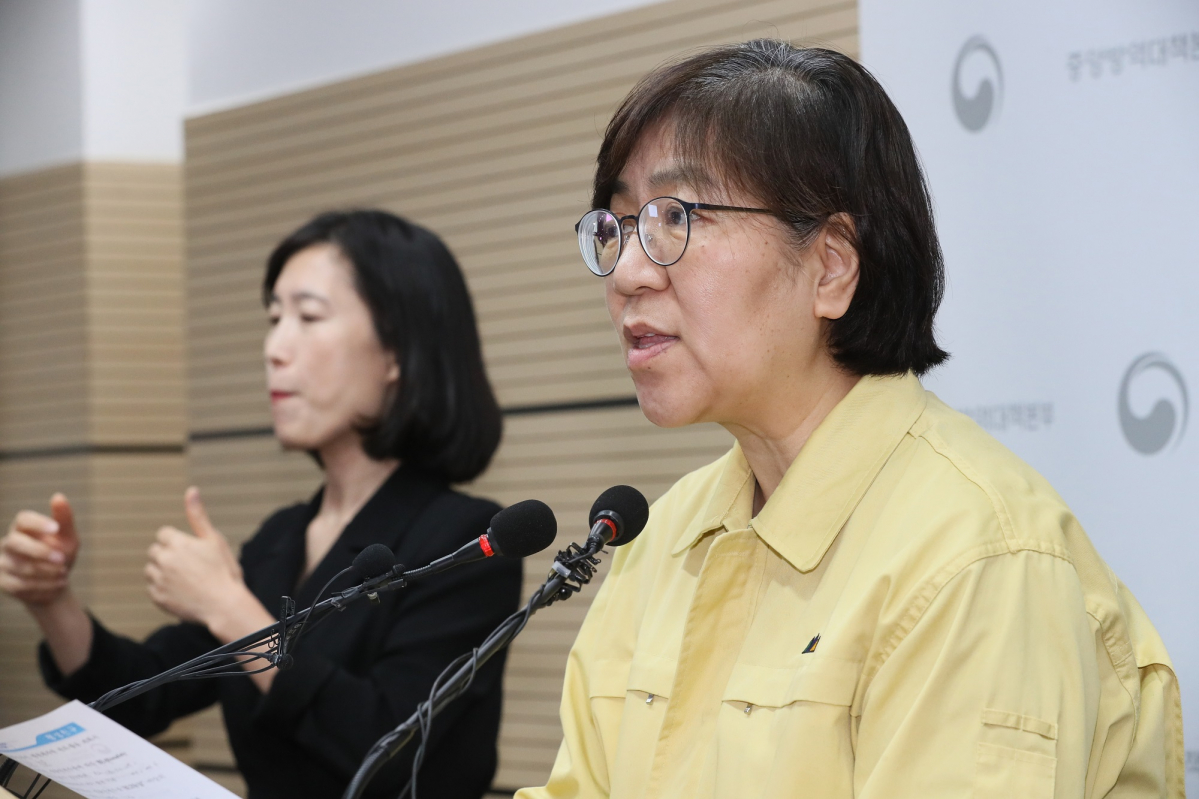 ▲정은경 중앙방역대책본부장(질병관리본부장)이 12일 오후 충북 청주 질병관리본부에서 신종 코로나 바이러스 감염증(COVID-19) 국내 발생 현황에 대해 브리핑하고 있다.  (뉴시스)