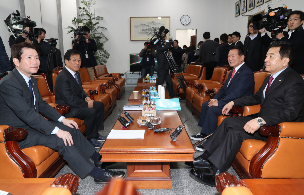 ▲국회운영위원장인 이인영 더불어민주당 원내대표와 심재철 자유한국당 원내대표가 11일 서울 여의도 국회 운영위원장실에서 회동하고 있다. (연합뉴스)