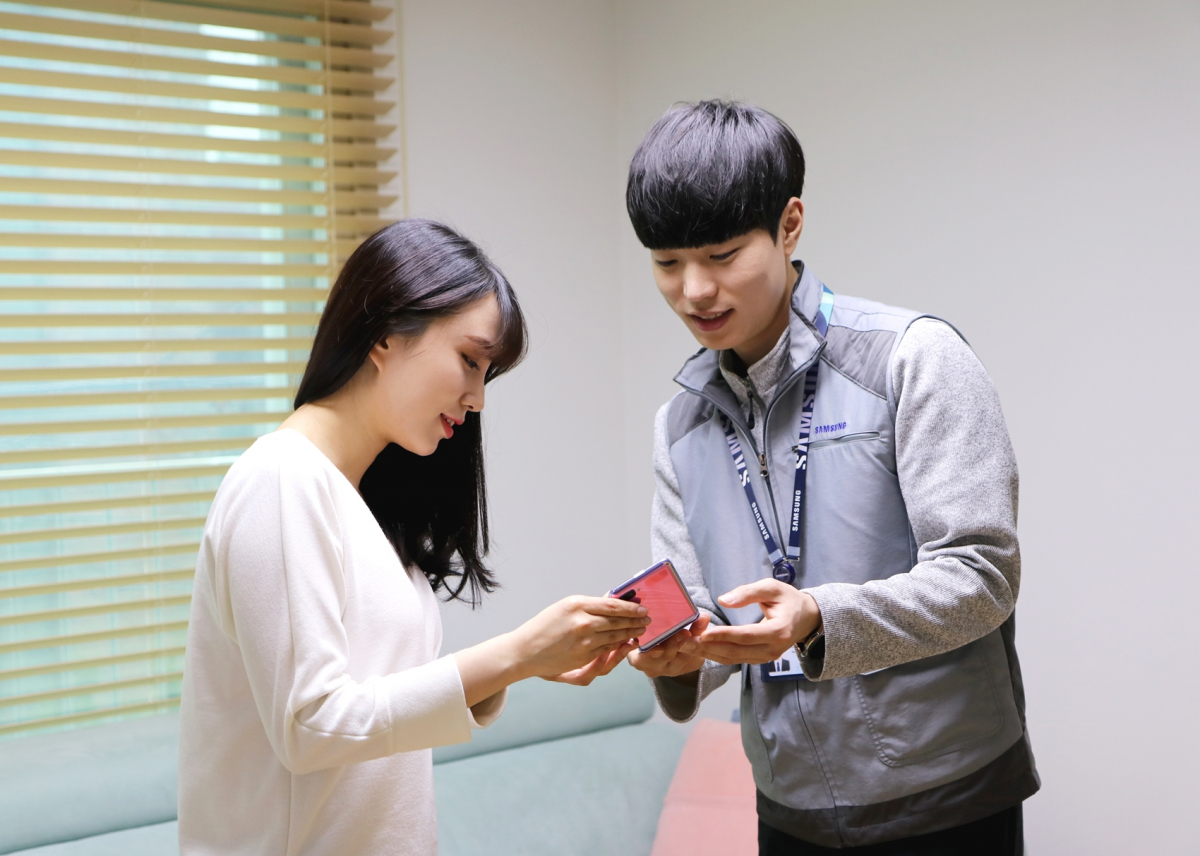 ▲삼성전자서비스 수리 엔지니어가 '휴대폰 방문 서비스'를 신청한 고객의 집을 방문해 점검을 마친 갤럭시 Z 플립을 건네주고 있다.  (사진제공=삼성전자서비스)