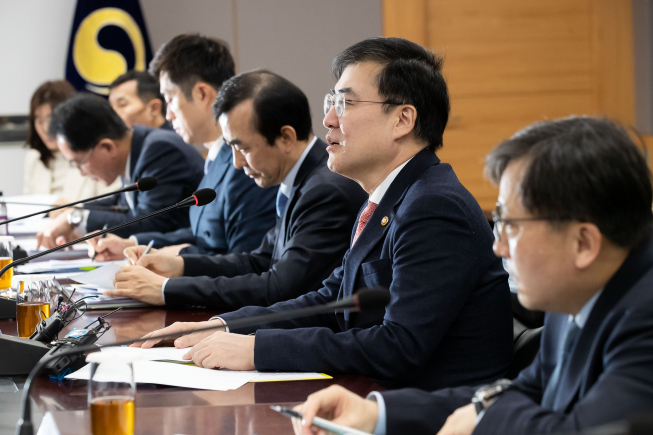 ▲금융위원회는 13일 정부서울청사에서 손병두 부위원장 주재로 금융상황 점검회의를 열고 '코로나19 관련 금융부문 대응방안' 관련 금융업권 이행현황을 점검했다. 손병두 금융위 부위원장이 모두발언을 하고 있다. (사진=금융위원회)