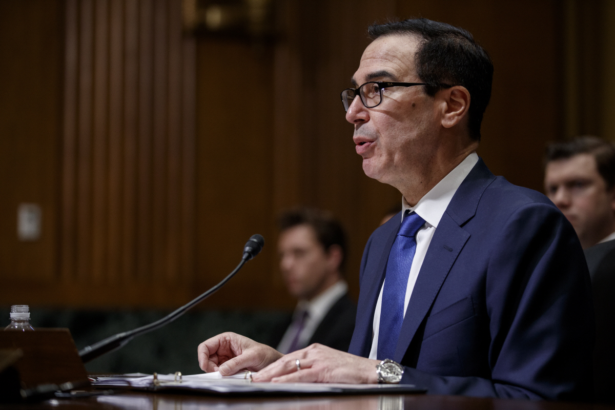 ▲스티븐 므누신 미국 재무장관이 12일(현지시간) 상원 금융위원회 청문회에서 발언하고 있다. 워싱턴D.C./EPA연합뉴스 
