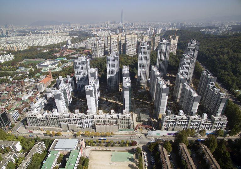 ▲서울 강남구 개포동 ‘래미안 블레스티지’ 아파트 전경. 래미안 블레스티지를 포함해 서초구 반포동 ‘반포경남’, 강동구 고덕동 ‘고덕그라시움’, 경기 수원시 원천동 ‘광교중흥S-클래스’ 등 4개 아파트 단지가 ‘KB 선도아파트 50지수’에 새로 포함됐다. (사진제공=삼성물산)