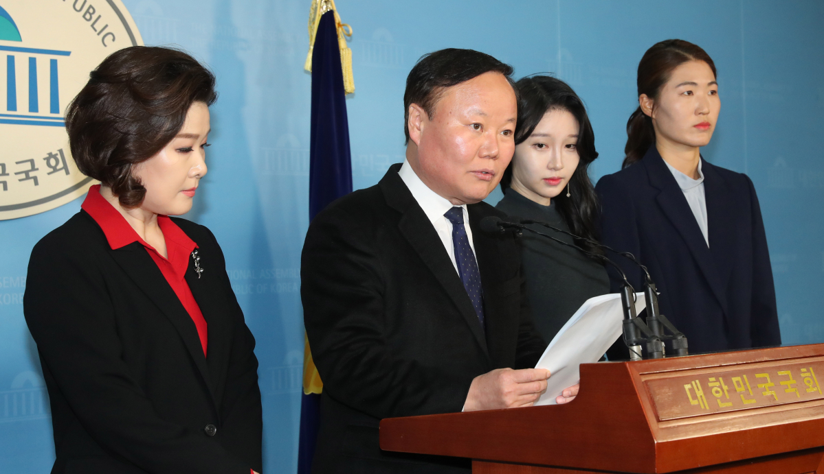 ▲자유한국당 김재원 2020 희망공약개발단 총괄단장이 13일 오후 서울 여의도 국회 정론관에서 '온 국민 문화누리 공약'을 발표하고 있다. 왼쪽부터 한국당 영입인사인 백현주 교수, 김재원 단장, 박주연 희망공약개발단 청년공감레드팀 위원,  영입인사인 김은희 코치.  (연합뉴스)