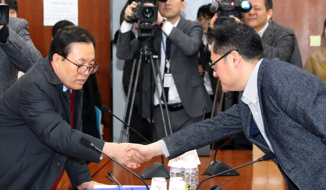 ▲국회 행안위 민주당 간사인 홍익표 의원(오른쪽)과 한국당 간사인 이채익 의원이 13일 오전 서울 여의도 국회에서 국회의원 선거구 획정 논의를 위한 간사회동에서 악수하고 있다.  (연합뉴스)