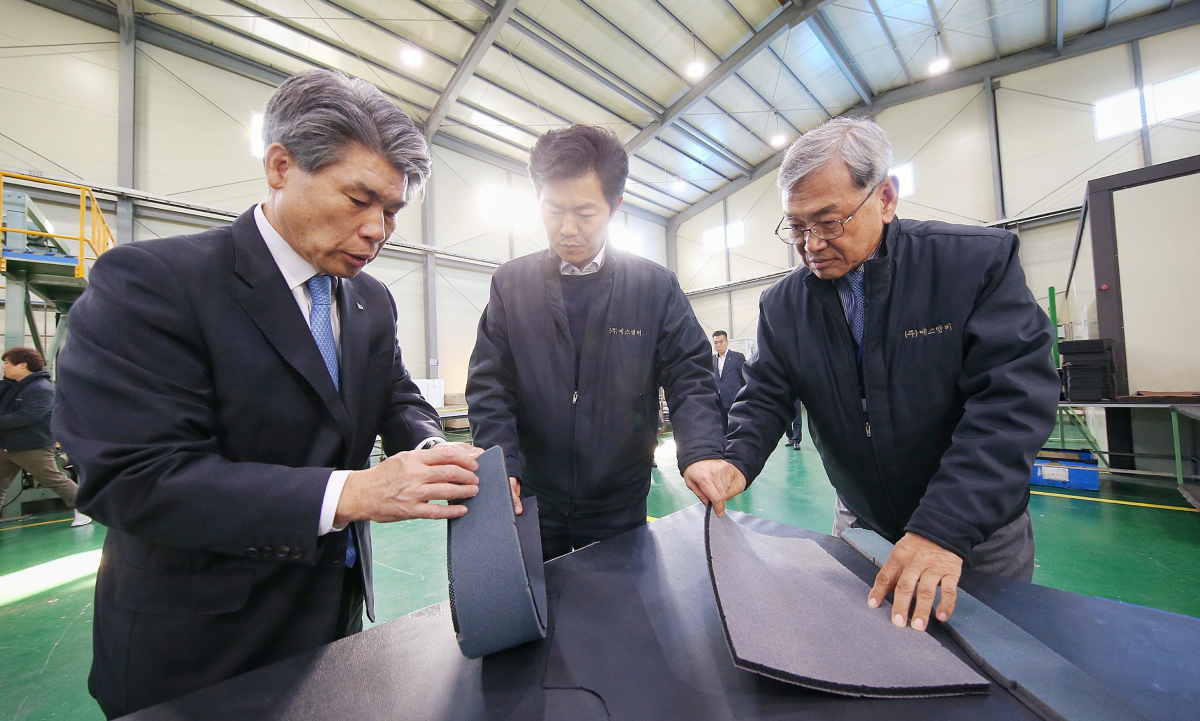 ▲윤종원 기업은행장(왼쪽 첫 번째)이 13일 경북 경주에 있는 에스앤비 생산 현장을 방문해 이승지 대표(오른쪽 첫 번째)와 관계자로부터 제품 설명을 듣고 있다. (사진제공=기업은행)
