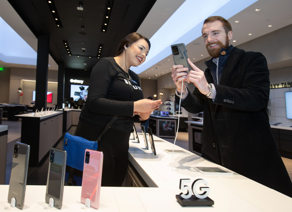 ▲삼성 익스피리언스 스토어 팔로알토점에서 갤럭시 S20 울트라를 체험하고 있는 모습 (사진제공=삼성전자)