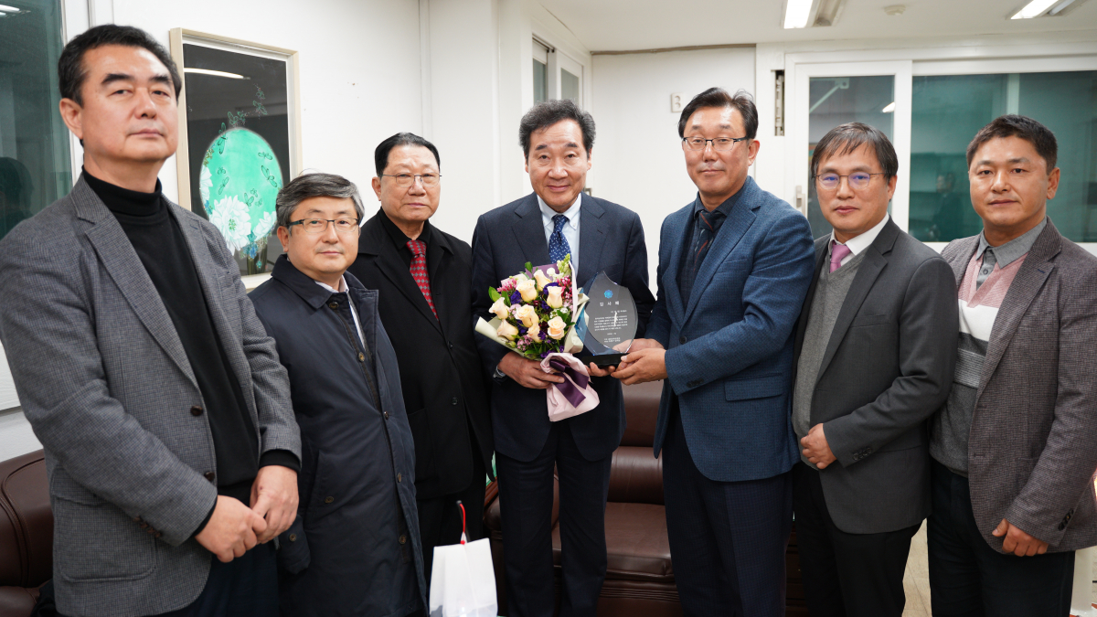 ▲왼쪽부터 키코공대위 김형태 전무, 숭실대 박선종 교수, 일성하이스코 장세일 회장, 이낙연 총리, 키코공대위 조붕구위원장, 엠텍비전 이성민 대표, 아산트레이닝 정오채 대표