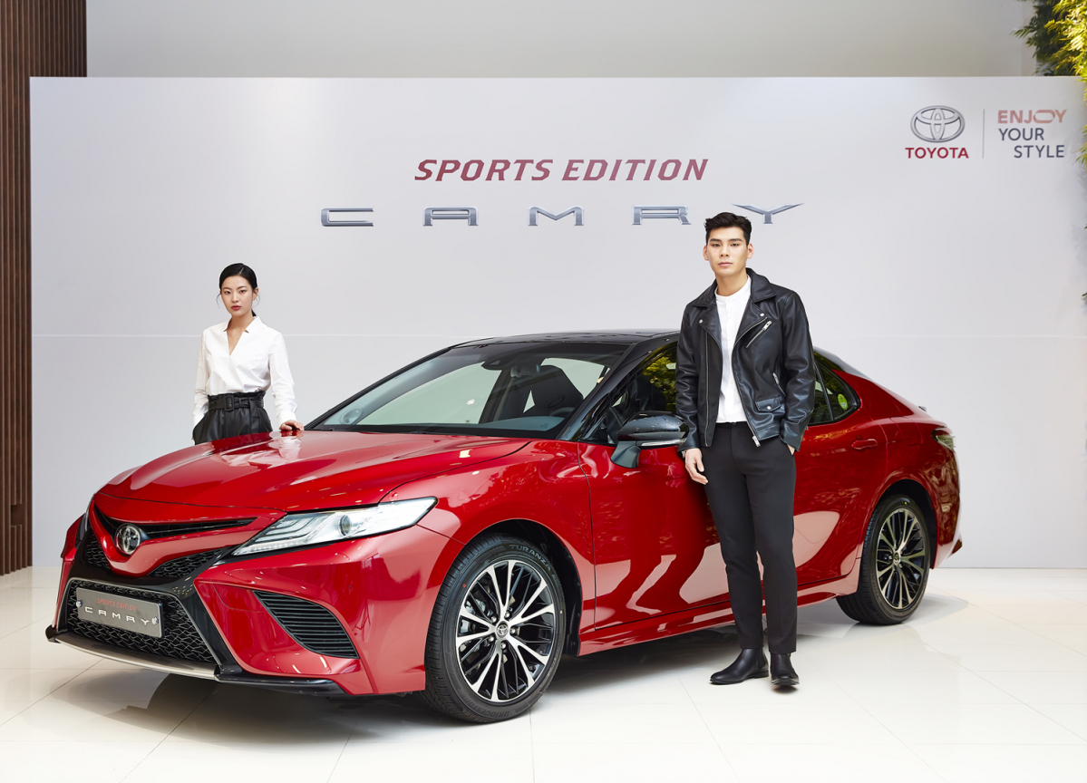 ▲토요타 코리아가 14일 강남 전시장에서 ‘캠리 스포츠 에디션’ 미디어 포토세션 행사를 열고 200대 한정 판매를 시작했다. (사진제공=토요타코리아)