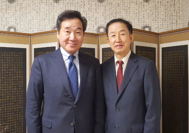 ▲더불어민주당 이낙연 전 국무총리가 13일 오후 서울 종로 모처에서 후원회장으로 위촉된 김사열 경북대 생명과학부 교수와 첫 공식 만남을 가졌다. 이 자리에서 이 전 총리는 후원회장 제안을 수락해준 김사열 교수에게 감사를 표했다.  (연합뉴스)