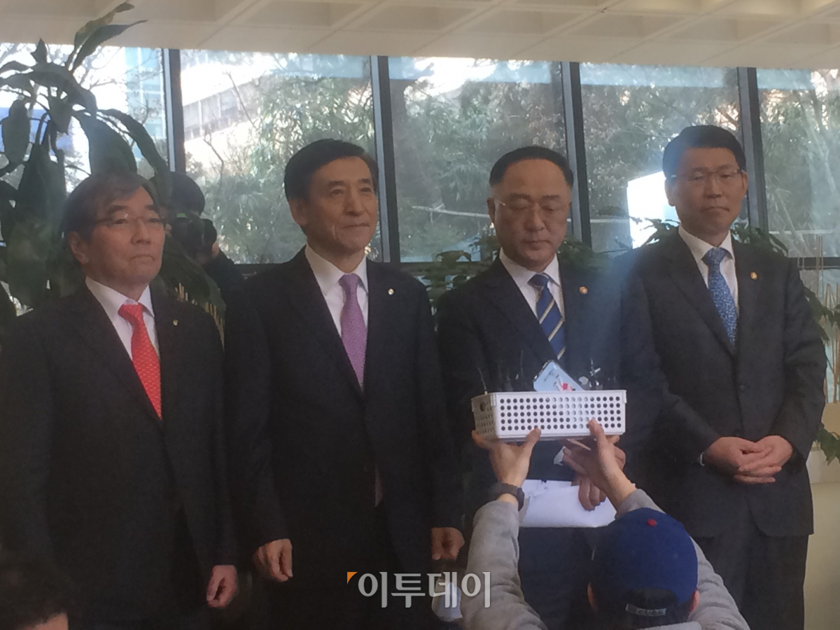 ▲이주열(왼쪽 두번째) 한국은행 총재가 사실상 2월 금융통화위원회에서 기준금리를 인하하지 않을 뜻을 내비쳤다. 사진은 14일 서울 중구 명동 은행회관에서 열린 거시경제금융회의에 참석한 후 가진 기자들과의 일문일답 모습. 왼쪽부터 윤석헌 금융감독원장, 이 총재, 홍남기 부총리겸 기획재정부 장관, 은성수 금융위원장.