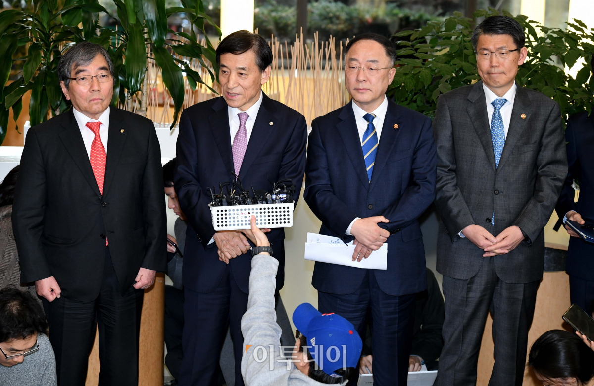 ▲홍남기(오른쪽 두번째) 부총리겸 기획재정부 장관을 비롯한 통화금융감독 당국 수장들은 코로나19에 따른 경제적 피해를 최소화하기 위해 소비진작과 내수활성화 방안을 마련키로 했다. 다만, 이주열(왼쪽 두 번째) 한국은행 총재는 코로나19를 빌미로 불거진 기준금리 인하 가능성에 대해 사실상 일축했다. 사진은 14일 서울 중구 명동 은행회관에서 열린 거시경제금융회의에 참석한 후 가진 기자들과의 일문일답 모습. 왼쪽부터 윤석헌 금융감독원장, 이 총재, 홍 부총리, 은성수 금융위원장.