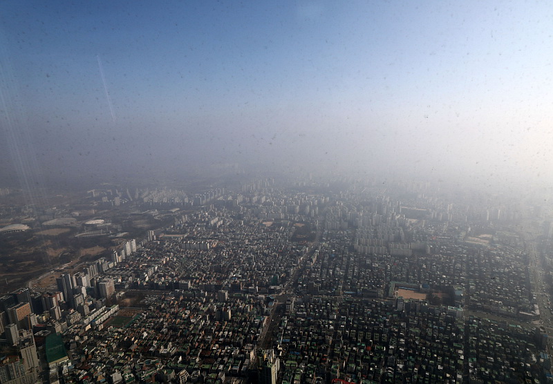 ▲울의 미세먼지, 초미세먼지가 나쁨을 보이고 있는 가운데 14일 오후 서울 송파구 서울스카이에서 바라본 서울 하늘이 뿌옇게 보이고 있다. (뉴시스)