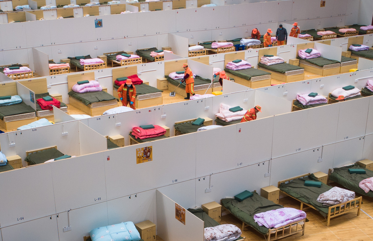 ▲중국 우한의 스포츠 센터를 개조한 임시 병원에서 12일 직원들이 내부를 청소하고 있다. 임시 병원은 모두 1100개의 병상 등 기본적인 설비를 갖추고 '신종 코로나바이러스 감염증'(코로나 19) 경증 환자를 수용할 준비를 마쳤다. (신화연합뉴스)