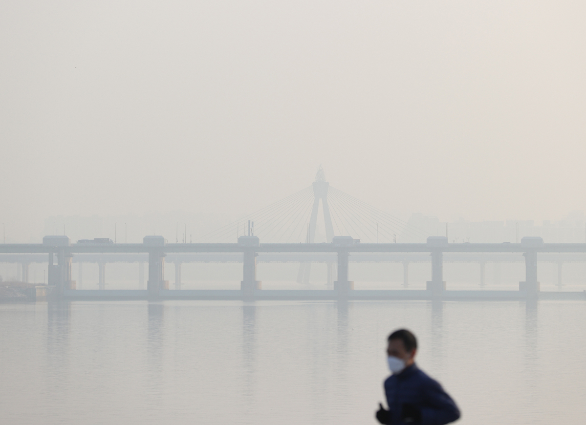 ▲서울, 인천, 경기, 충남, 세종 등 5개 시도에 초미세먼지 위기 경보 '관심' 단계가 발령된 15일 오전 서울 송파구 잠실 한강공원에서 마스크를 쓴 시민이 운동을 하고 있다.  (연합뉴스)