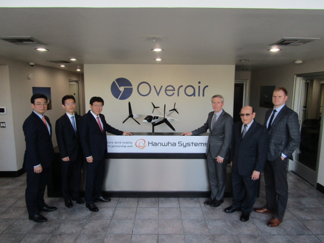 ▲미국 캘리포니아주에서 14일(현지시간) 오버에어 개소식이 열렸다. 한화시스템 김연철 대표이사(왼쪽에서 세 번째부터), 오버에어 벤 티그너 CEO, 오버에어 에이브 카렘 수석 디자이너가 기념촬영을 하고 있다. (사진제공=한화시스템)