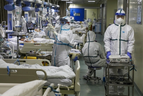 ▲중국 후베이성 우한에 있는 병원 중환자실에서 의사들이 환자를 돌보고 있다.  (후베이/AP연합뉴스 )