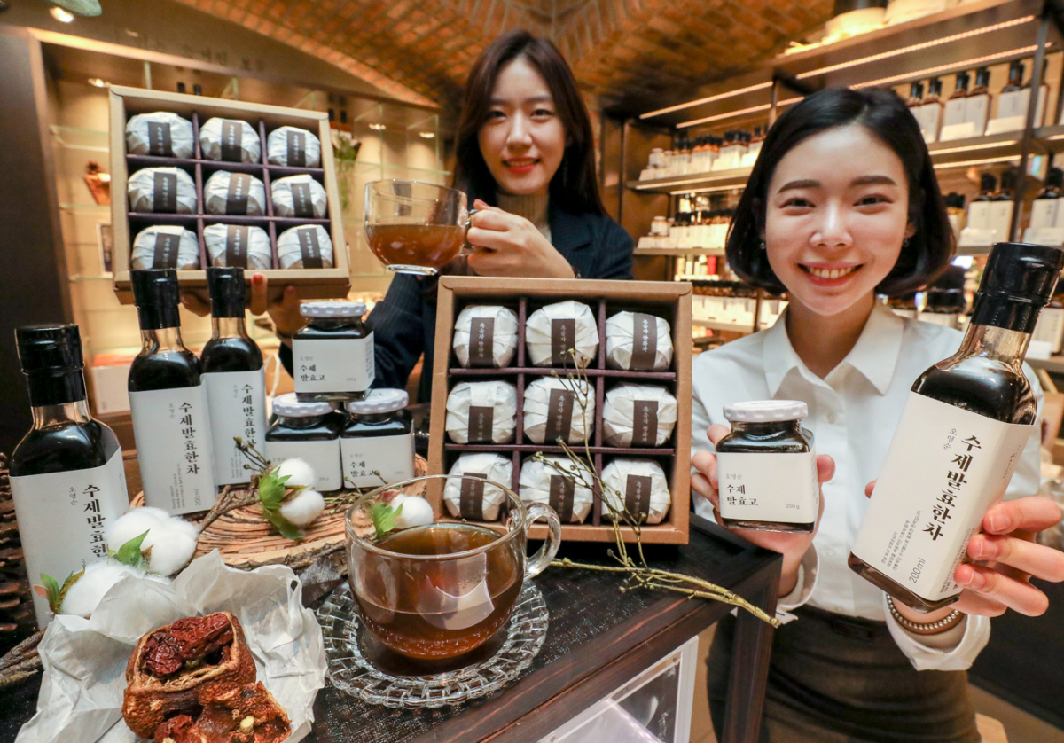 ▲16일 오전 현대백화점 압구정본점 명인명촌 매장에서 직원들이 오영순 장인의 건강차 3종을 소개하고 있다. (사진제공=현대백화점)