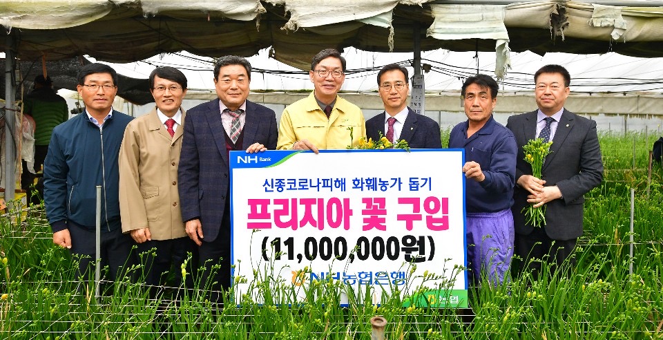 ▲이대훈(가운데) NH농협은행장이 13일 충남 공주시 사곡면에 위치한 화훼농가를 방문해 코로나19 확산으로 피해를 입은 화훼농가를 돕기 위한 소비 촉진 방안을 마련했다. (사진제공=NH농협은행)