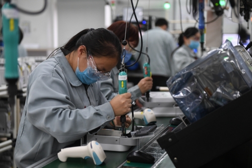 ▲중국 장수성에 있는 한 회사에서 근로자가 작업을 하고 있다.  (신화연합뉴스  )