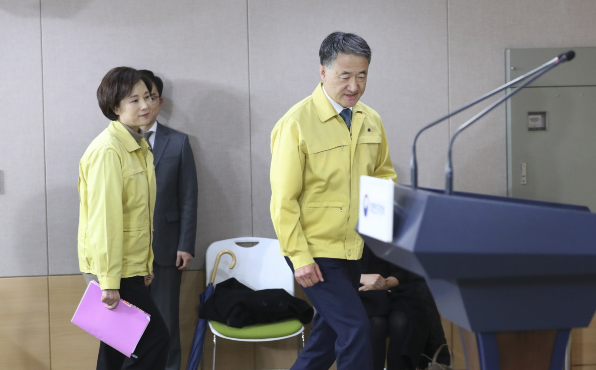 ▲박능후 코로나바이러스 감염증-19(코로나19) 중앙사고수습본부장(보건복지부 장관, 오른쪽)과 유은혜 사회부총리 겸 교육부 장관이 16일 확대 중수본 회의 브리핑을 위해 정부서울청사 브리핑룸에 입장하고 있다. (사진제공=보건복지부)