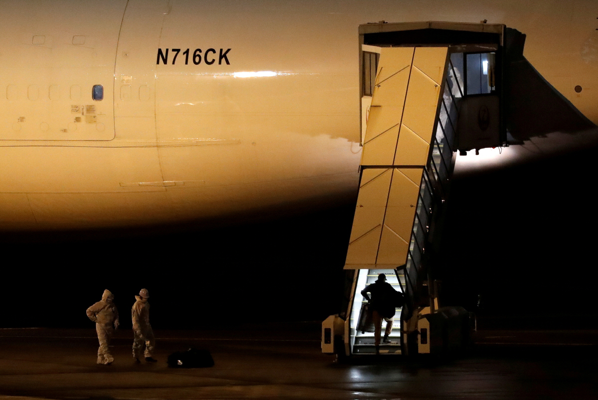 ▲17일(현지시간) 일본 도쿄 하네다 공항에 크루즈선 ‘다이아몬드 프린세스호’에 탑승했던 미국인 승객들의 귀국을 위한 전세기가 마련돼 있다. 도쿄/로이터연합뉴스