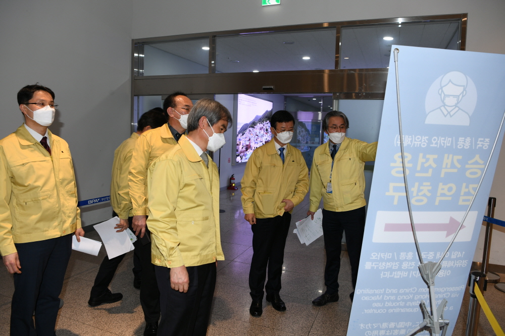 ▲문성혁 해양수산부 장관이 이달 12일 부산항 국제여객터미널을 방문해 코로나19 대응상황을 점검하고 있다. (사진제공=해양수산부)