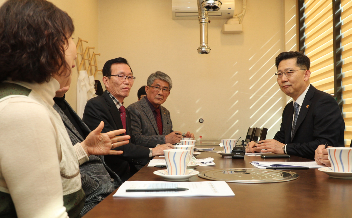 ▲김현수 농림축산식품부 장관이 6일 천안의 외식업체를 방문해 위생상황을 점검하고 업주들의 어려움을 듣고 있다.  (사진제공=농림축산식품부)