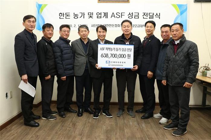 ▲대한한돈협회 ASF 성금모금대책위원회 13일 대한한돈협회 연천지부 회의실에서 '한돈농가 및 업계 ASF 성금 전달식'을 개최했다. (사진 왼쪽부터) 조영욱 양주지부장, 성경식 연천지부장, 이근용 철원지부장, 손종서 부회장, 하태식 회장, 이준길 ASF희생농가비상대책위원장, 오재곤 ASF성금모금대책위원회장, 임종춘 김포지부장, 장석철 파주지부장. (사진제공=대한한돈협회)