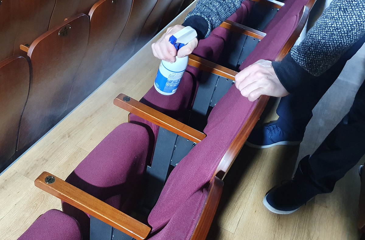 ▲소규모 공연장에 지원된 소독약제 및 분무기 사용 모습. (사진제공=한국산업기술시험원)