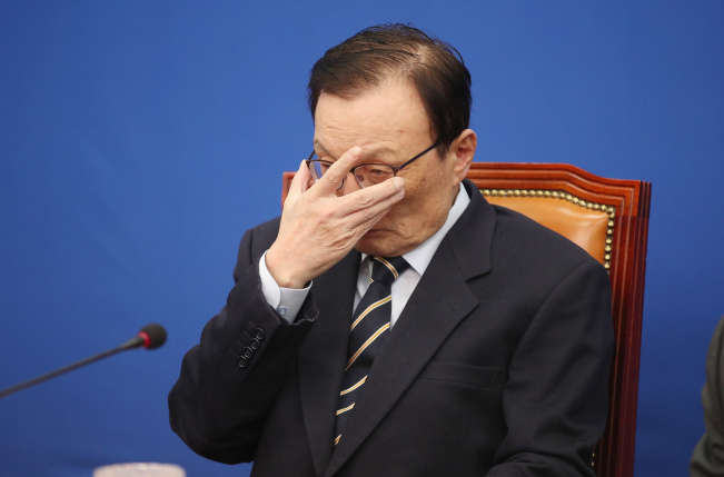 ▲더불어민주당 이해찬 대표가 17일 오전 국회에서 열린 최고위원회의에서 생각에 잠겨있다. (연합뉴스)