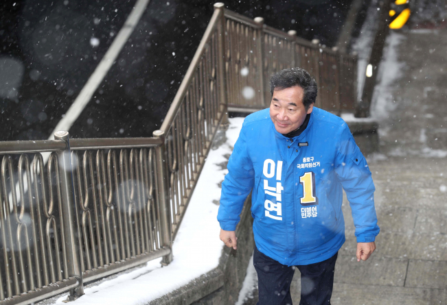 ▲4·15 총선 서울 종로에 출마하는 이낙연 전 국무총리가 17일 오전 낙후지역 관광지 개발 방안 관련 현장방문을 위해 서울 종로구 부암동을 찾은 뒤 영화 '기생충'의 촬영지인 자하문터널 입구 계단을 둘러보고 있다. (연합뉴스)