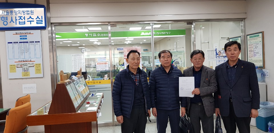 ▲타다 서비스를 고발한 택시기사들이 17일 법원에 진정서를 제출하고 있다.