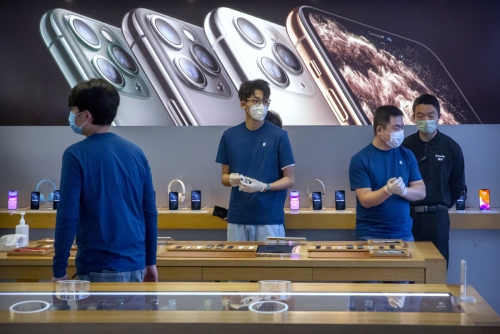 ▲중국 베이징에 있는 애플 매장에서 직원들이 마스크를 쓰고 있다. 베이징/AP연합뉴스  
