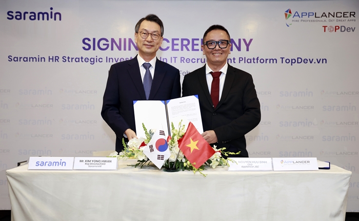 ▲사람인HR 김용환 대표이사(왼쪽)와 베트남 앱랜서 조인트 스탁 컴퍼니 응우옌 후 빈 대표이사가 17일(현지시간) 베트남 호치민에서 열린 ‘사람인HR-앱랜서 간 지분 인수 계약 체결식’에서 기념사진을 촬영하고 있다.  (사람인 제공)
