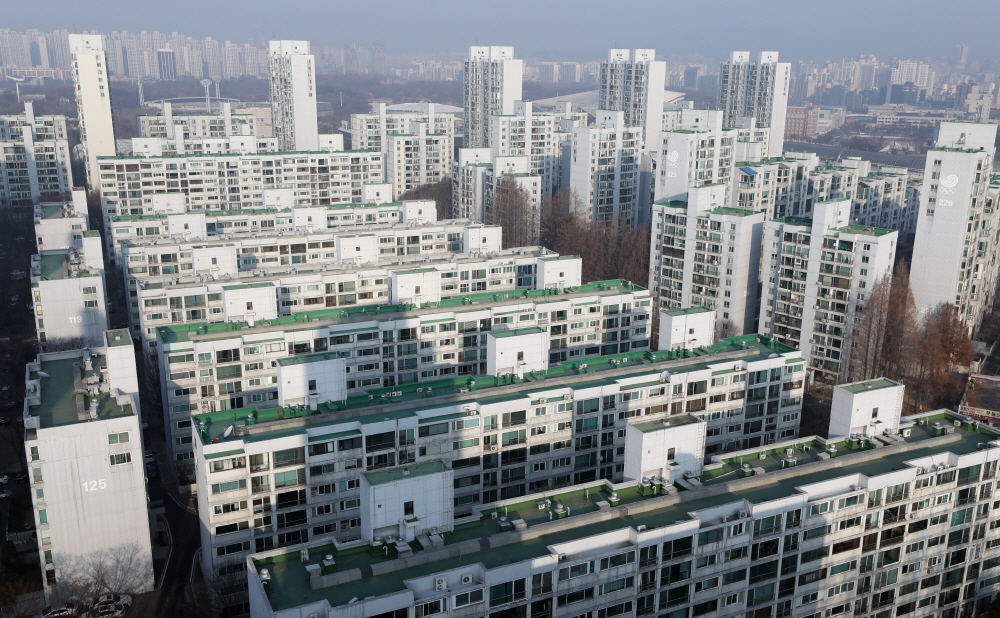 ▲'재건축 잠룡'으로 불리는 서울 송파구 방이동 올림픽선수촌아파트가 재건축 정밀안전진단 재도전에 나선다. 사진은 올림픽선수촌아파트 모습. (사진 제공=뉴시스)