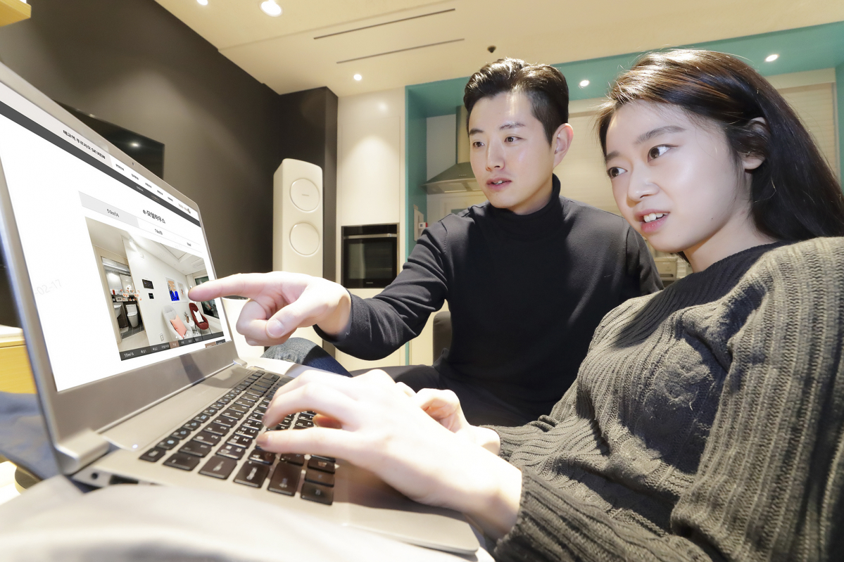 ▲KT가 대우건설과 함께 ‘코로나19’ 확산 방지를 위해 실물 견본주택을 폐관하고 클라우드 CDN 기반의 사이버 모델하우스를 오픈했다고 18일 밝혔다. 모델들이 노트북으로 사이버 모델하우스에 접속해 주택을 살펴보고 있다. (KT 제공)