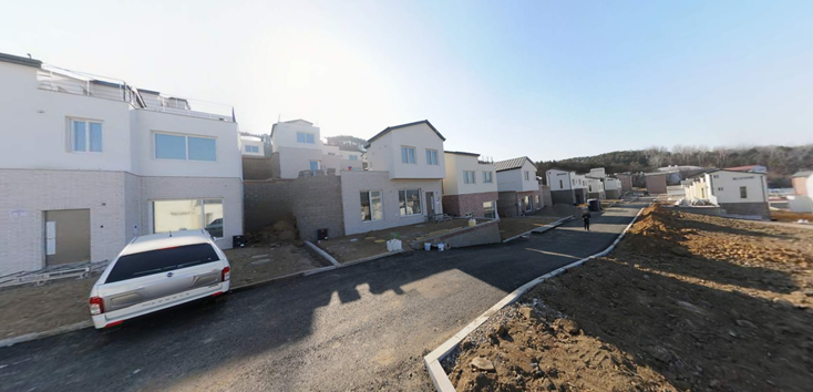 ▲친환경 생활을 추구하는 주거 트렌드 확산에 도심 속 전원주택 공급이 꾸준이 이어지고 있다. 사진은 경기도 용인시 타운하우스 건설현장.  (사진제공=상가정보연구소·카카오맵)