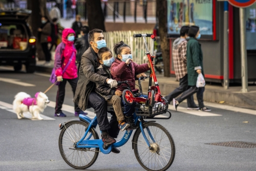 ▲중국 광저우에서 남성과 아이들이 마스크를 쓴 채 자전거를 타고 가고 있다. 광저우/EPA연합뉴스 
