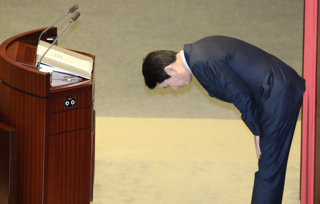 ▲민주당 이인영 원내대표가 18일 오전 서울 여의도 국회에서 열린 임시회 본회의에서 교섭단체 연설에 앞서 고개숙여 인사하고 있다.  (연합뉴스)