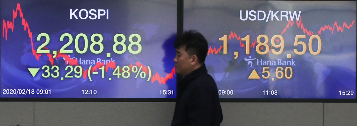 ▲코스피가 급락 마감을 한 18일 오후 서울 중구 하나은행 딜링룸에서 직원들이 업무를 보고 있다. (연합뉴스)