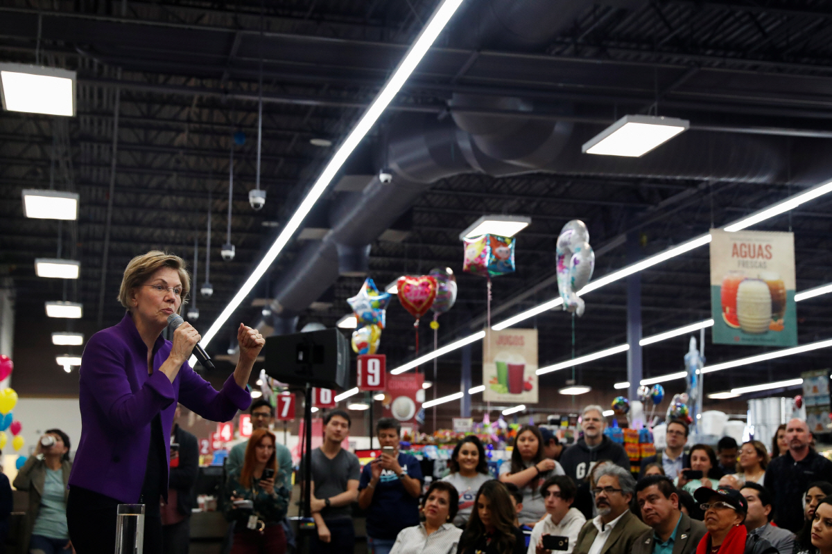 ▲미국 민주당 대선 주자 중 한 명인 엘리자베스 워런 상원의원이 17일(현지시간) 네바다주 라스베이거스에서 선거유세를 하고 있다. 라스베이거스/로이터연합뉴스