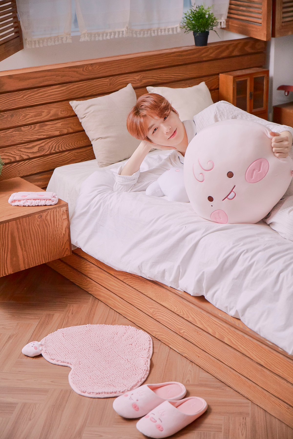 ▲‘어피치 강다니엘 에디션’과 함께 한 강다니엘.  (사진제공=카카오IX)