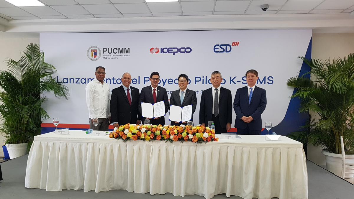 ▲이준호 한국전력 신재생사업처장(오른쪽 세번째)이 18일(현지시간) 도미니카 뿌까마에마(PUCMM) 대학에서 '한전-중소기업 협력 한전형 에너지관리시스템(K-BEMS) 수출 시범사업 준공식'에 참석, 관계자들과 기념촬영을 하고 있다. (왼쪽부터 델 까르멘 남부배전사 사장, 안갤 카노 CNE위원장,  끼에로 게라 뻬냐 PUCMM대학 부총장, 이 처장, 김병연 주 도미니카 한국대사, 최상민 ESD사장)  (사진제공=한국전력)