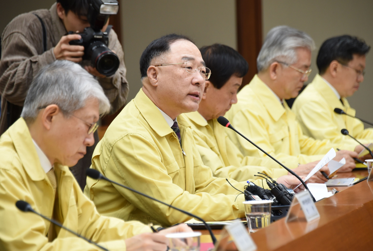 ▲홍남기 경제부총리 겸 기획재정부 장관이 19일 서울 여의도 한국수출입은행에서 '제7차 코로나19 대응 경제관계장관회의 겸 제5차 경제활력대책회의'를 주재하고 모두발언을 하고 있다. (사진제공=기획재정부)