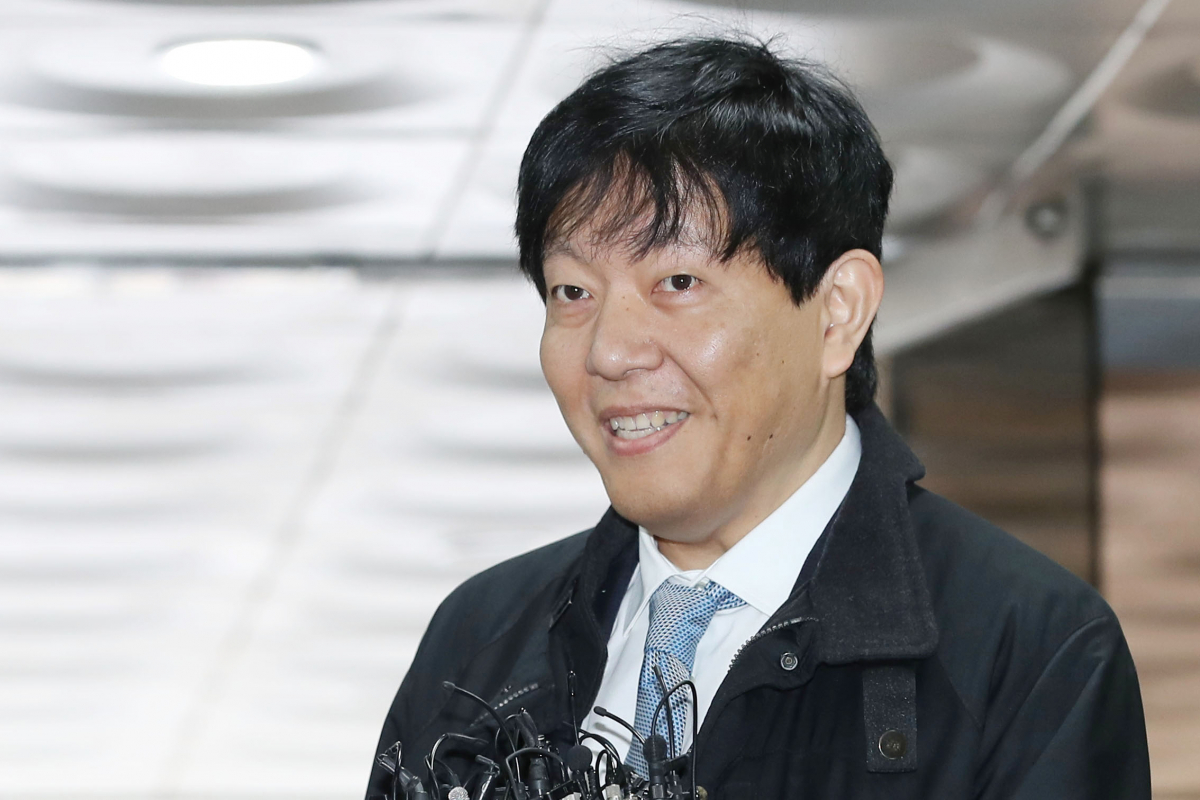 ▲이재웅 쏘카 대표가 19일 오전 서울 서초구 서울중앙지법에서 열린 1심 선고 공판에 출석하기 전 취재진의 질문에 답하고 있다.  (연합뉴스)