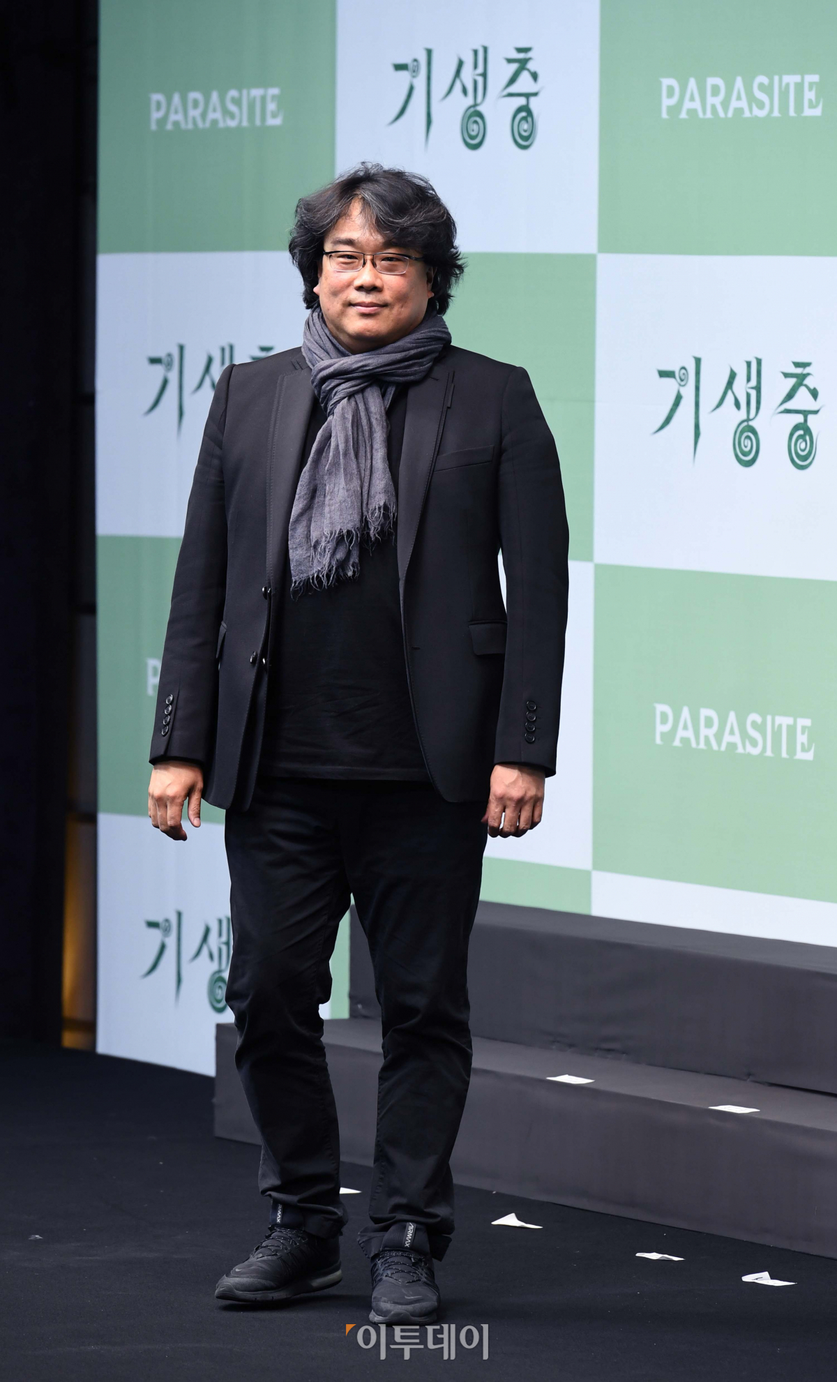 ▲영화 ‘기생충’으로 세계 최고 권위의 영화 시상식인 미국 아카데미 시상식에서 작품상 등 4관왕을 차지한 봉준호 감독이 19일 서울 중구 소공로 웨스틴조선호텔에서 열린 기자간담회에서 포토타임을 갖고 있다. 신태현 기자 holjjak@etoday.co.kr