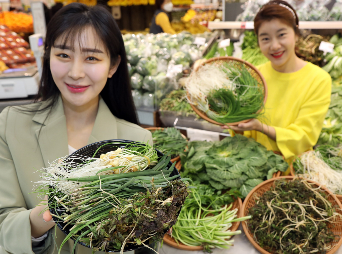 ▲19일 오전 이마트 용산점에서 모델들이 향긋한 봄나물 모음전을 소개하고 있다.  (사진제공=이마트)