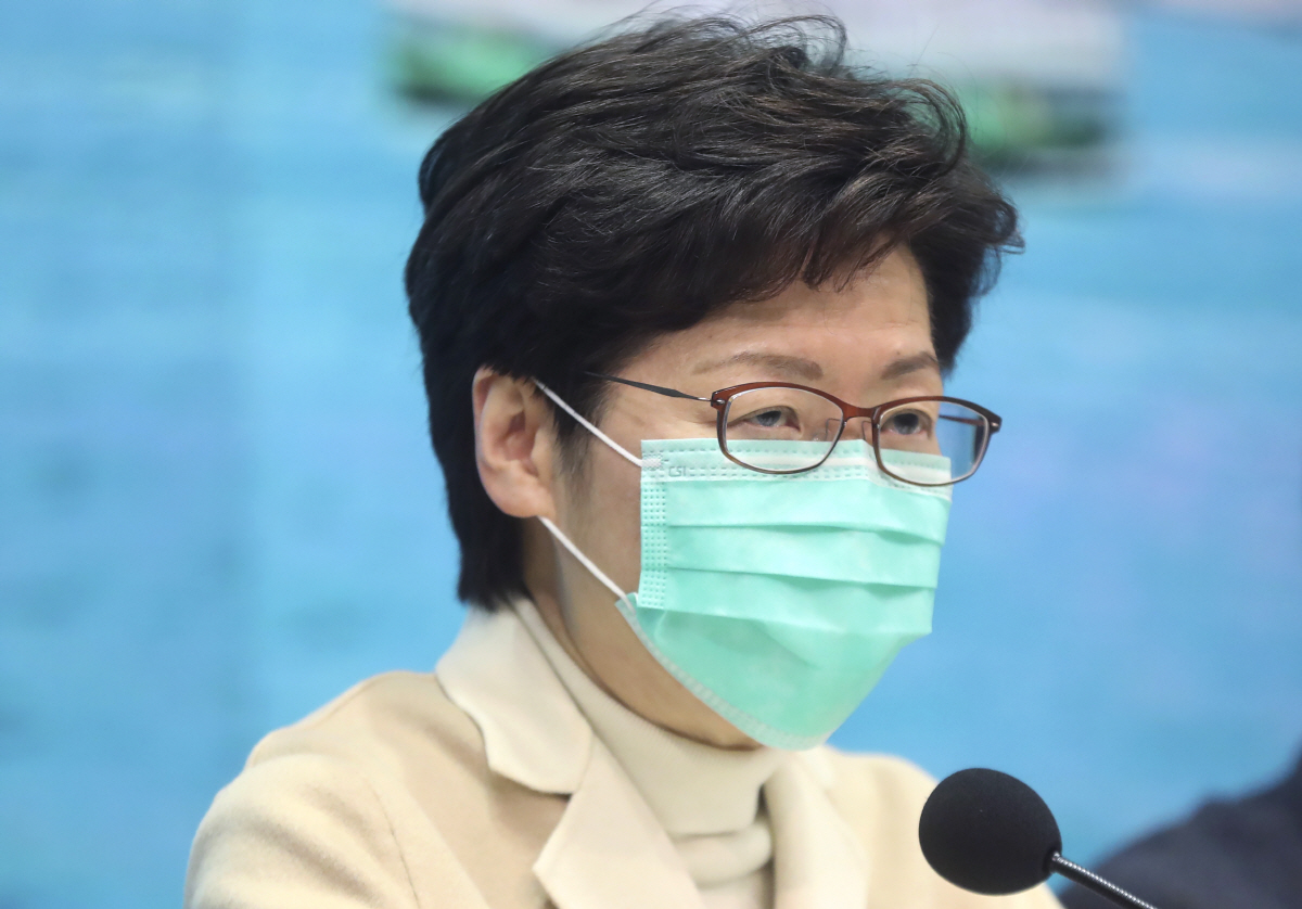 ▲캐리 람 홍콩 행정장관이 1월 31일(현지시간) 마스크를 쓰고 코로나19 관련 기자회견을 하고 있다. 그는 당시 기자회견에서 일반이 아닌 수술용 마스크를 착용하고 나와 사람들의 공포를 더욱 부추겨 마스크 대란을 일으켰다는 비판을 받았다. 홍콩/AP연합뉴스 
